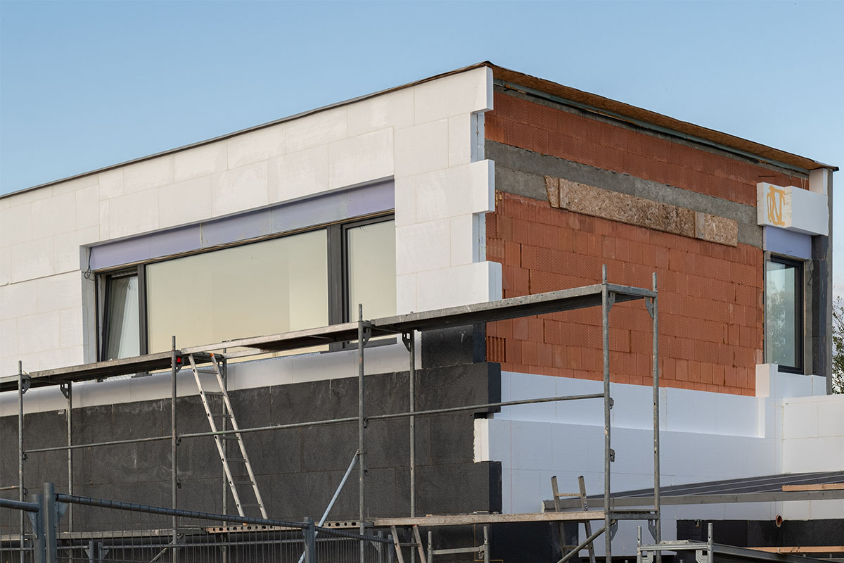 Styropian czy wełna mineralna - co lepiej sprawdza się w ociepleniu elewacji?